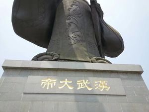 汉城湖汉武大帝雕塑贴真金
